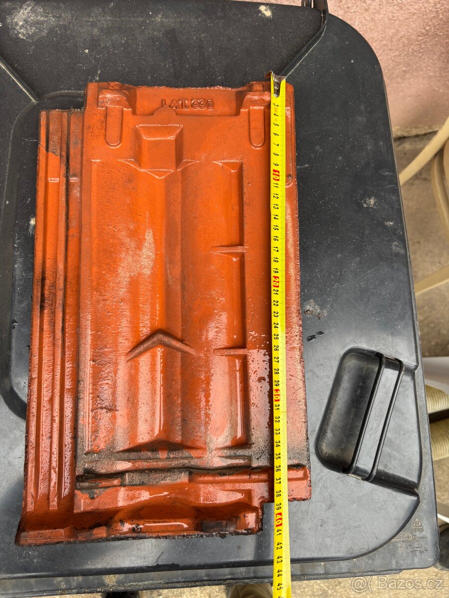 Střešní pálené tašky cca 500ks + hrebenace - 4