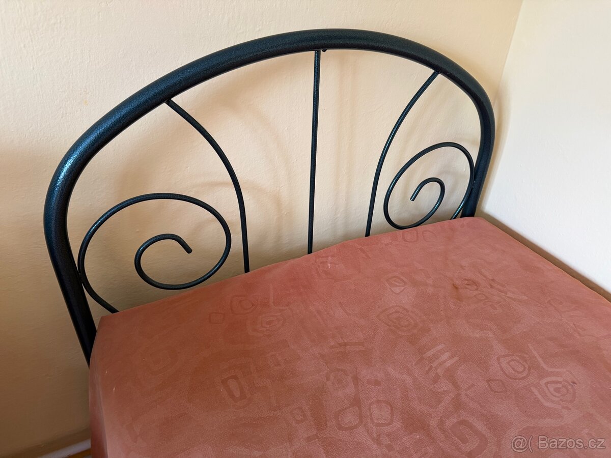 Kovová postel a roštem, matrací a šuplíkem na míru.. - 4