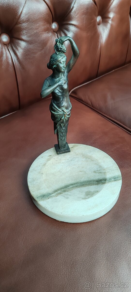 Starožitná bronzová secesní soška, dívka s hroznem - 4