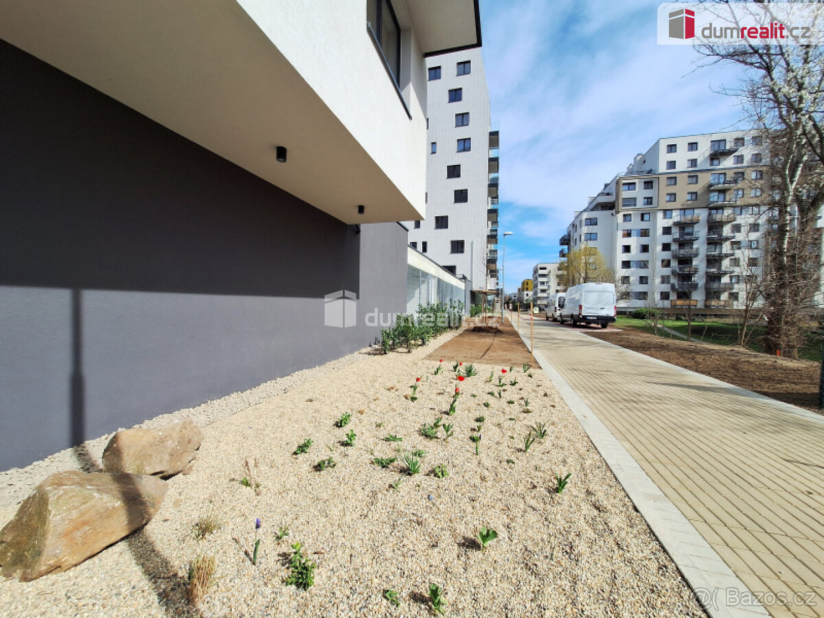 pronájem garážového stání P9 Vysočany Pod Harfou - 4