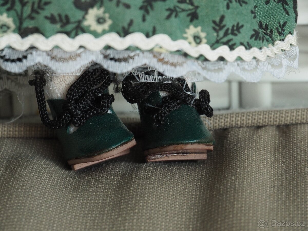 Porcelánová panenka - střední zelená - 4