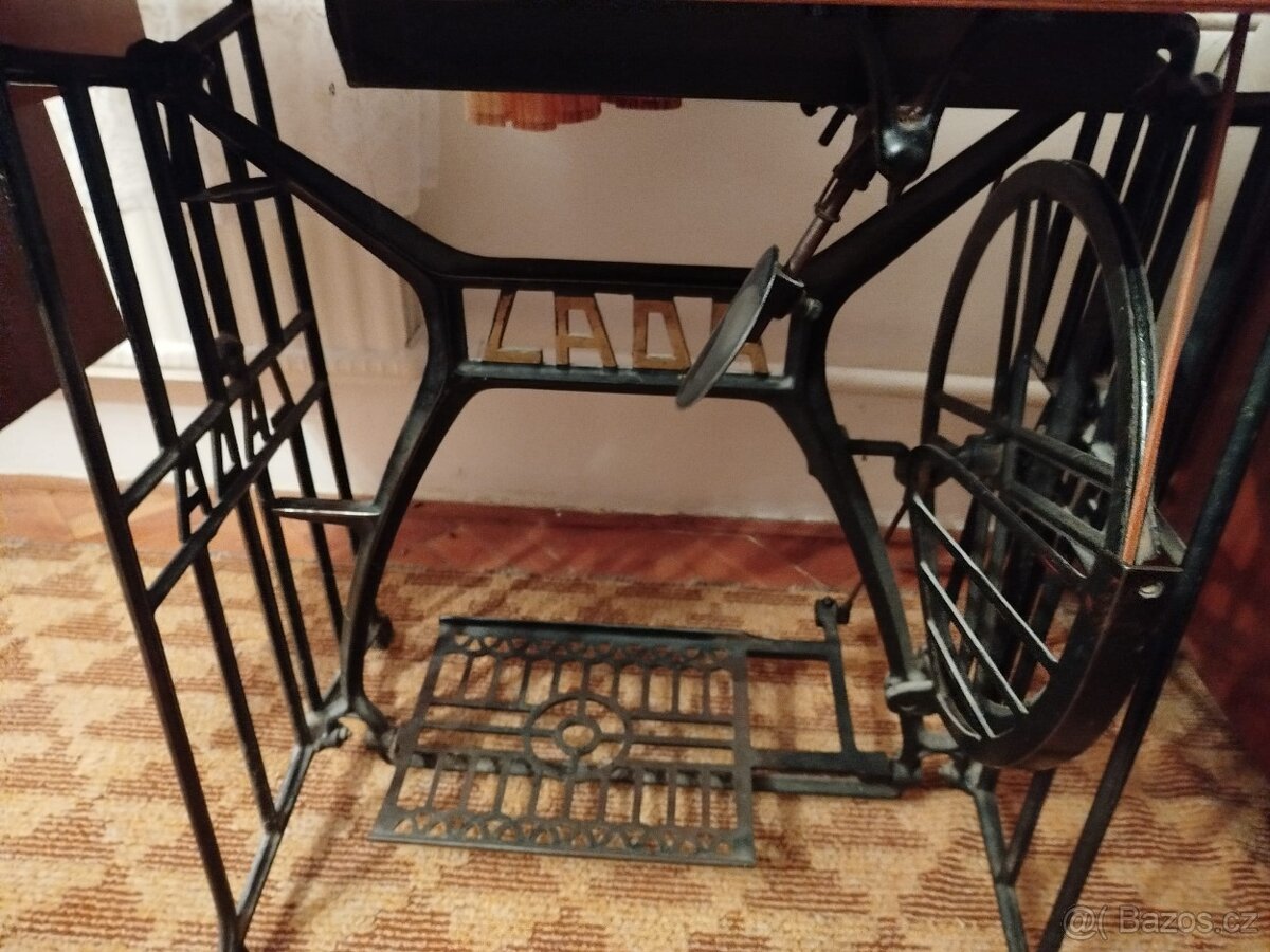 Šlapací šicí stroj Lada - 4