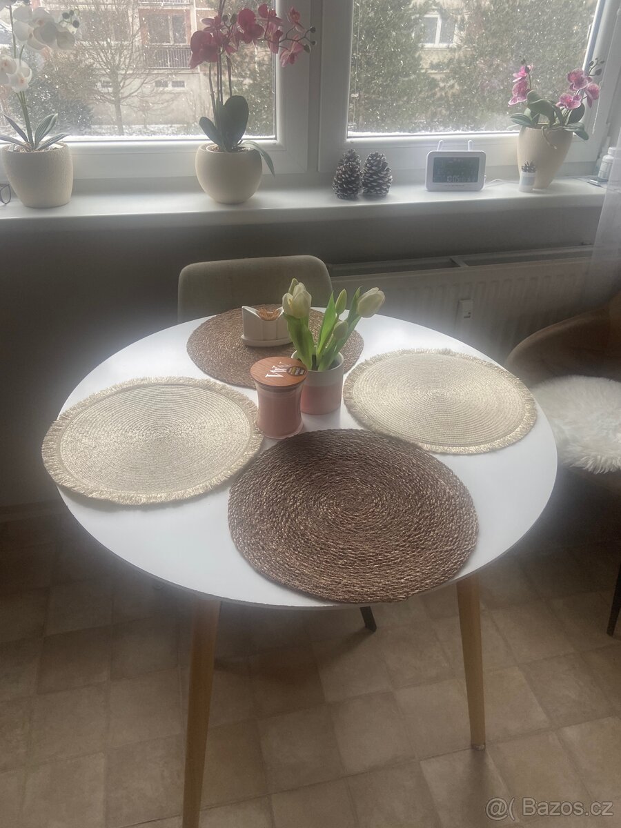 Jídelní stůl kulatý - 4