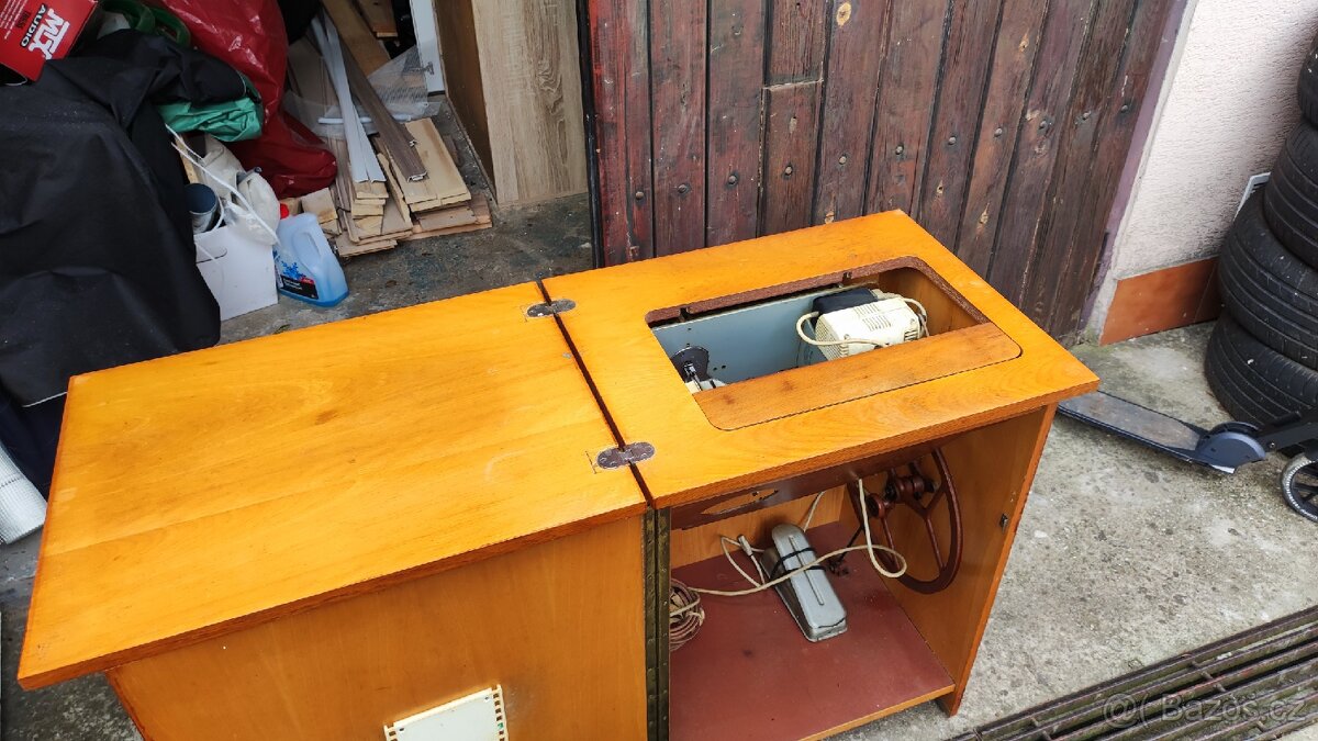 Starý šicí stroj Veritas za odvoz - 4