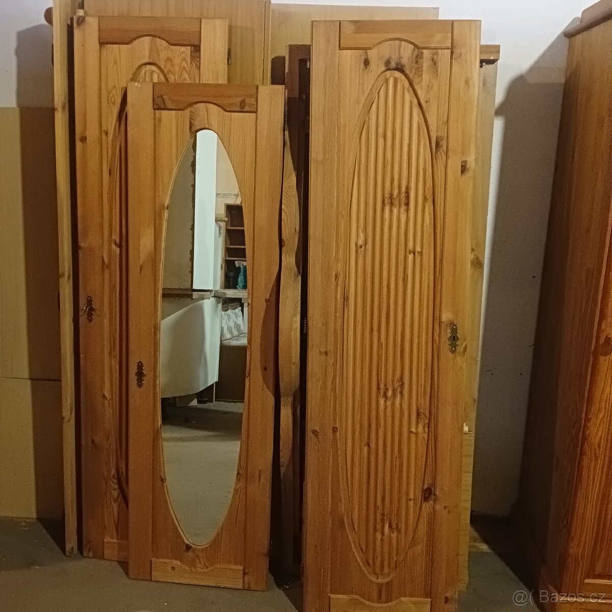 Třídveřová šatní skříň ve venkovském stylu, - 4