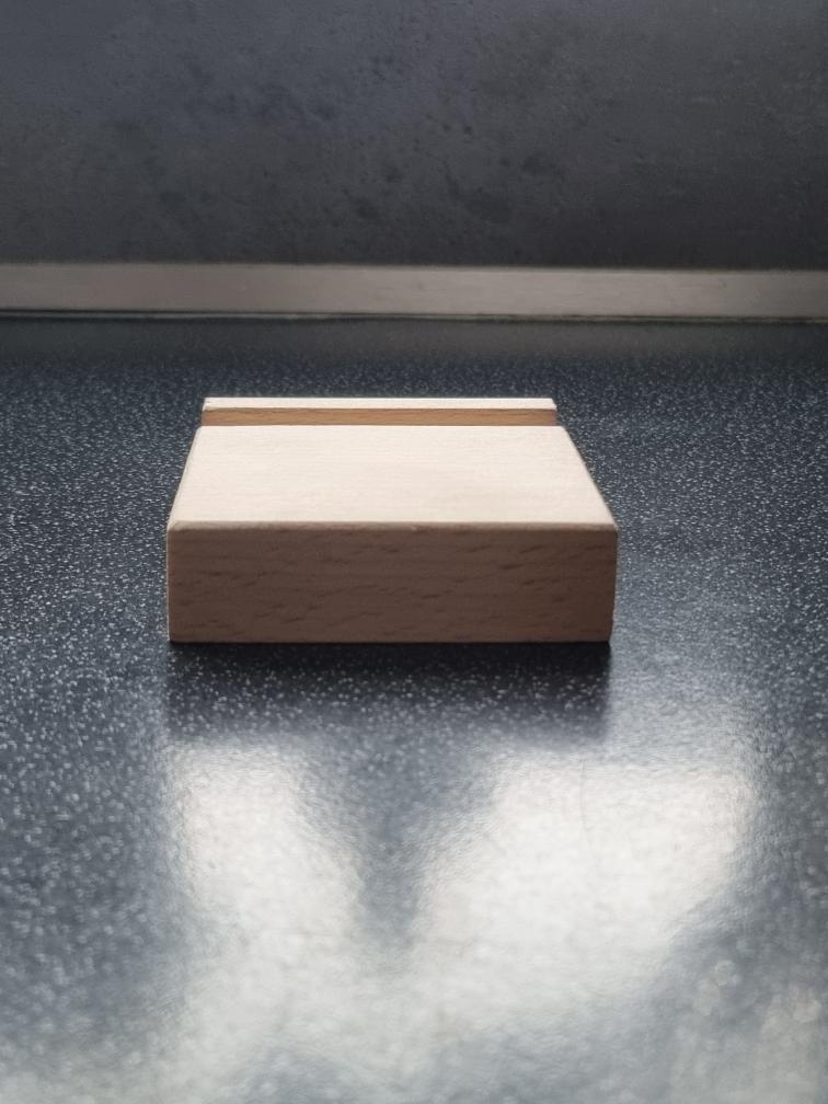Designový dřevěný držák na telefon - ruční výroba - 4