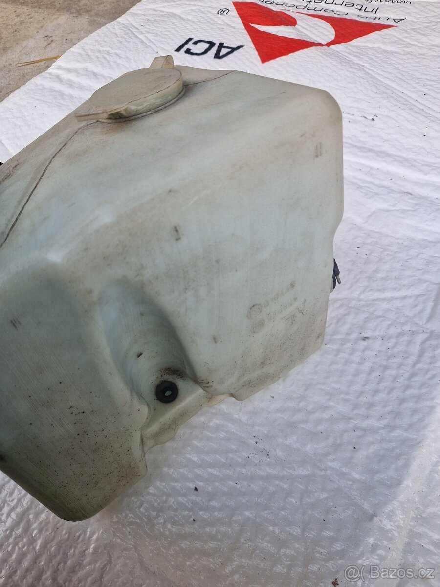 BMW e36 nádobka ostřikovačů - 4