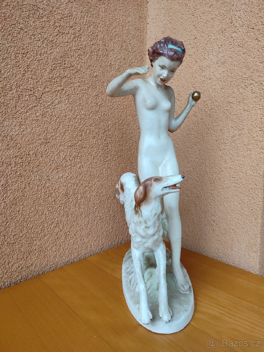 PRVOREPUBLIKOVÁ SOCHA, SLEČNA S CHRTEM. - 4