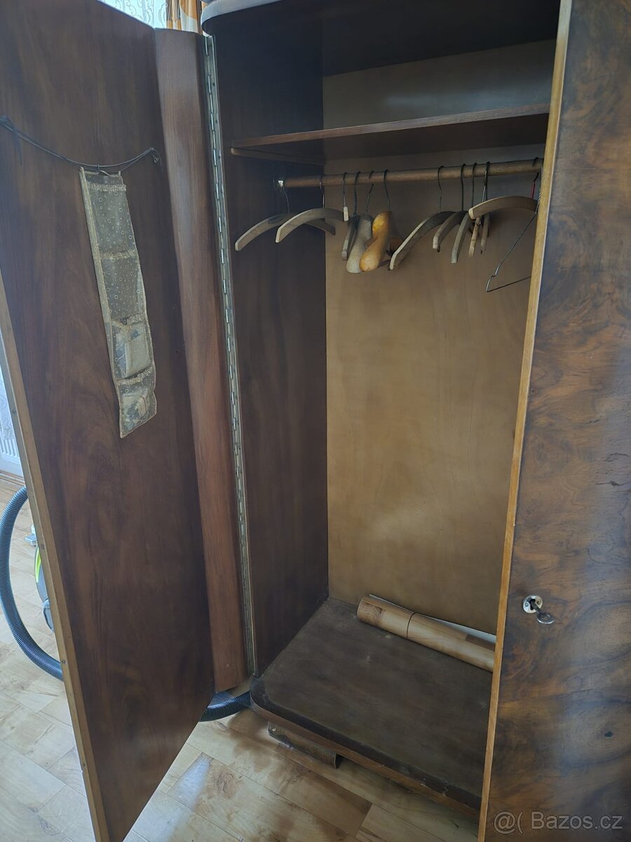 Starožitná lakovaná skříň - 4