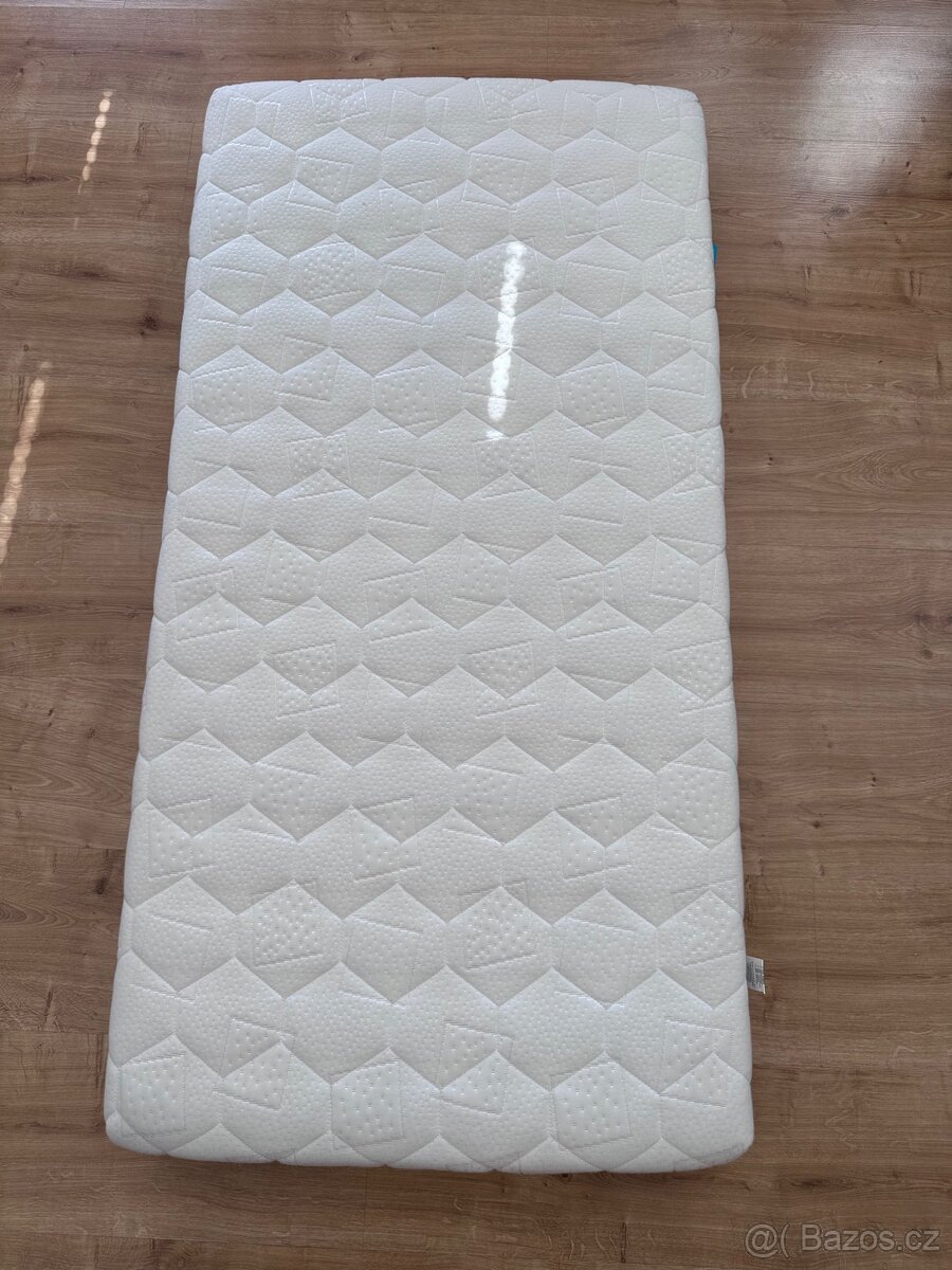 Postýlka + matrace + 3x nepromokavá prostěradla - 4