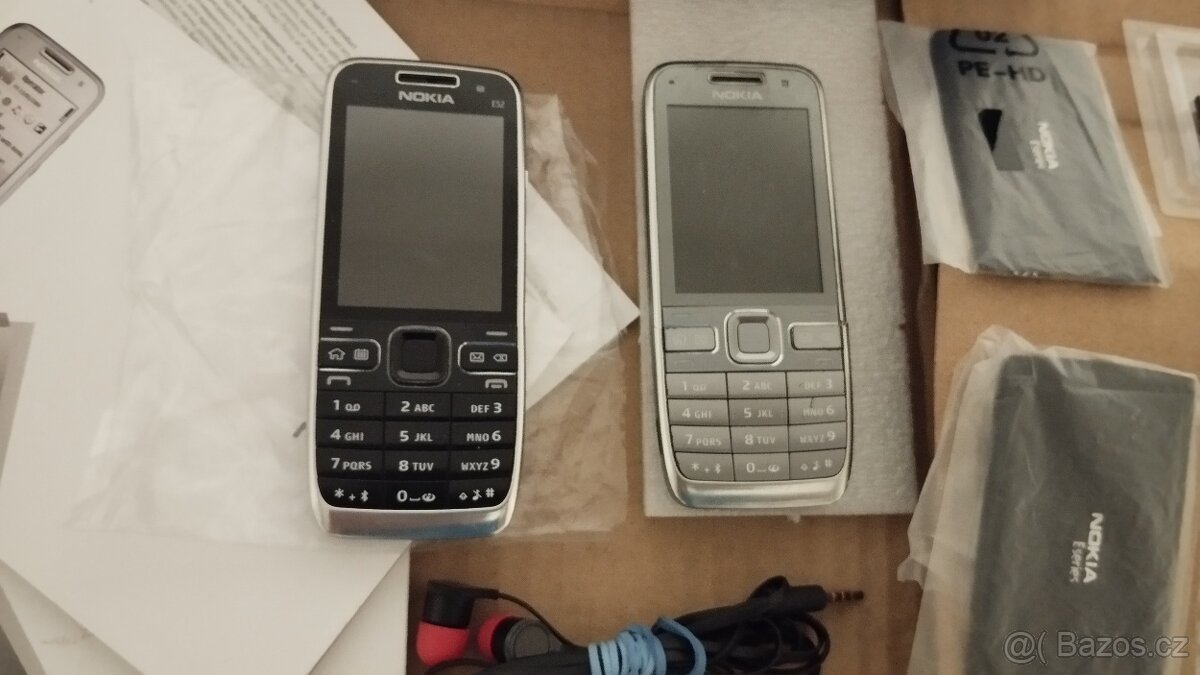 2ks Nokia E52 Zánovní, Kompletní balení - 4
