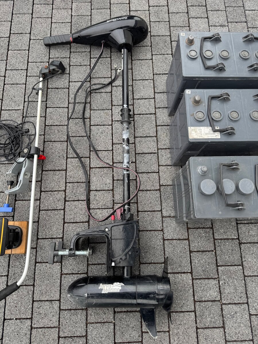 Motor s echolotem a bateriemi - 4