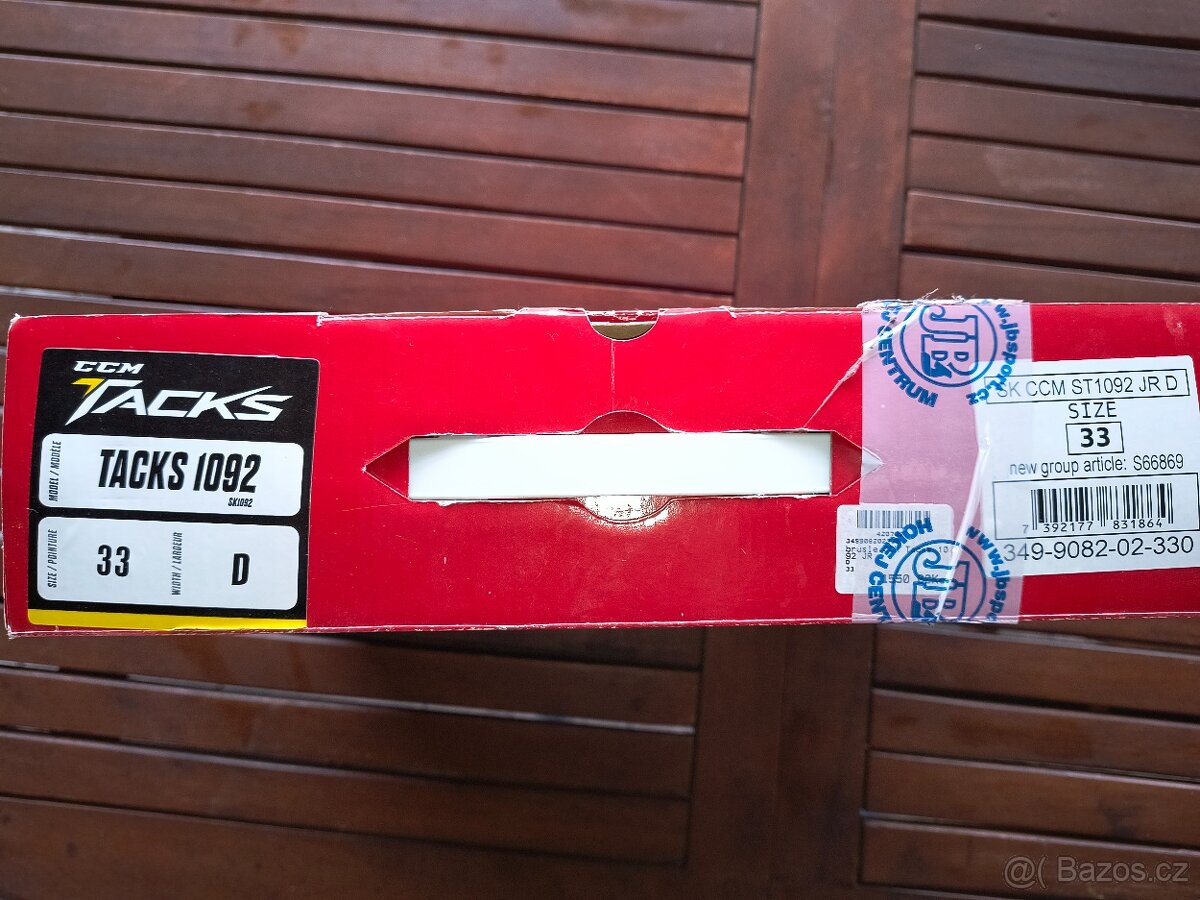 Prodám brusle CCM Tracks 1092, vel.33 - 4