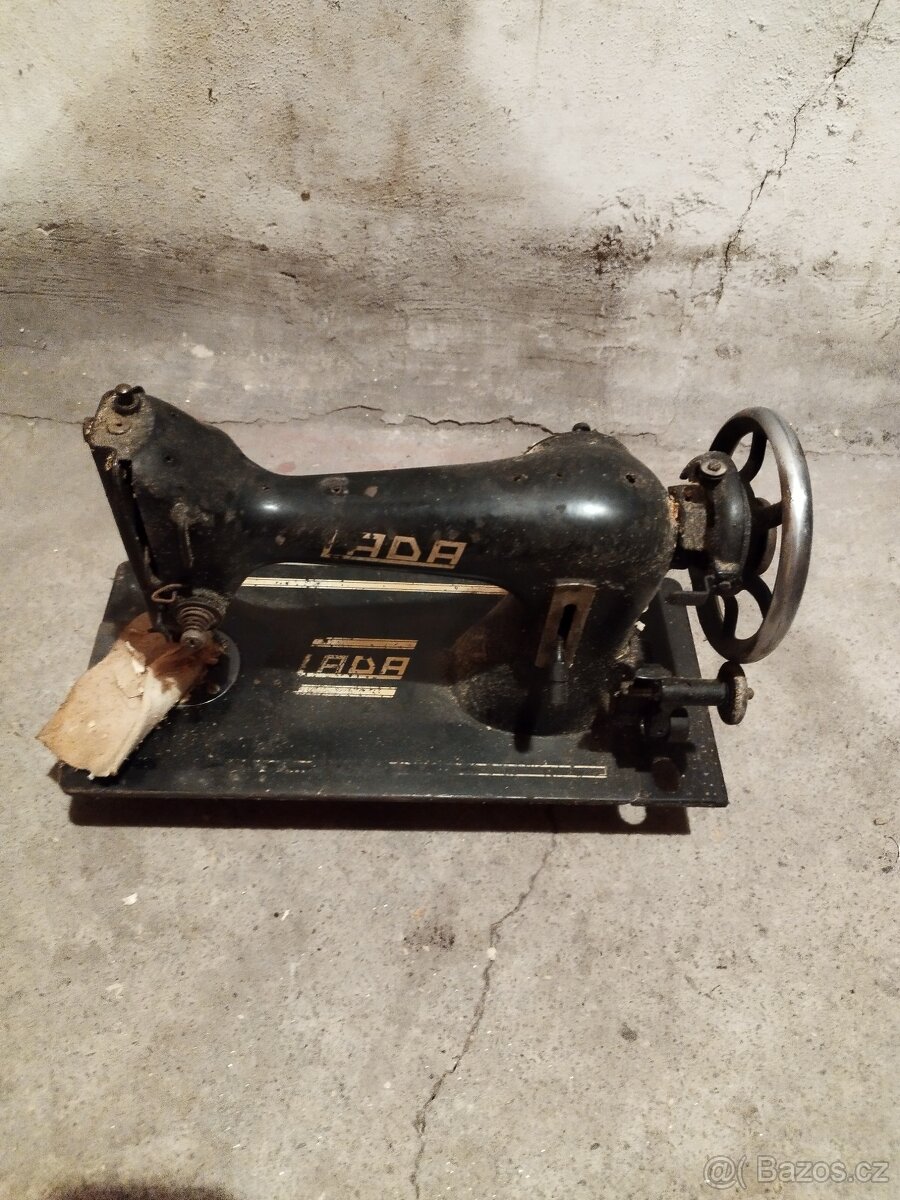 Retro šicí stroj LADA - 4