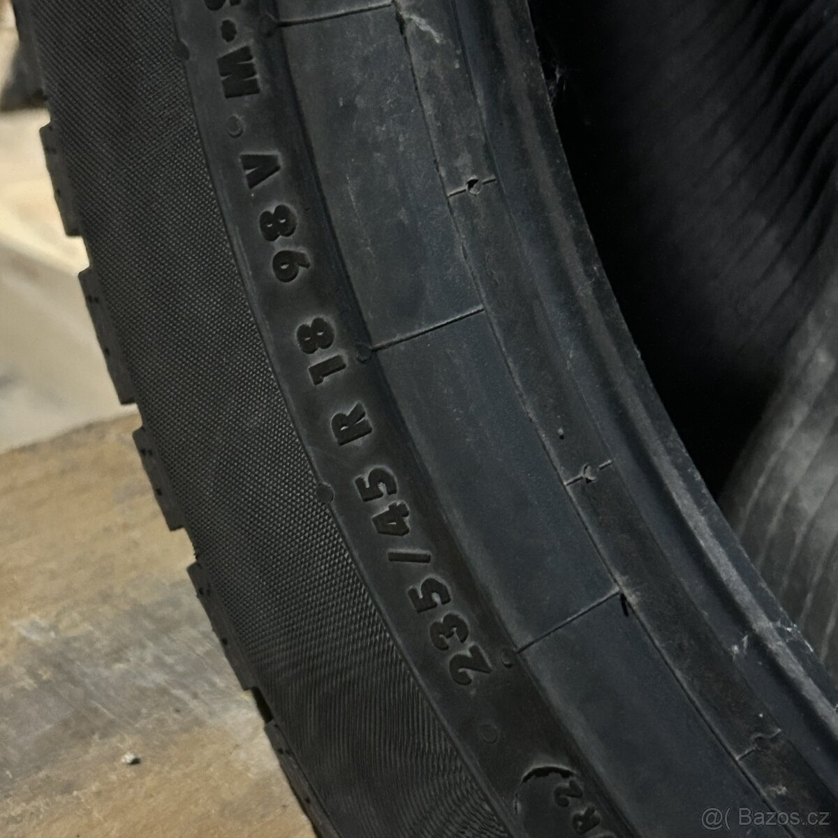 Zimní pneu 235/45 R18 98V Continental 7,5mm - 4