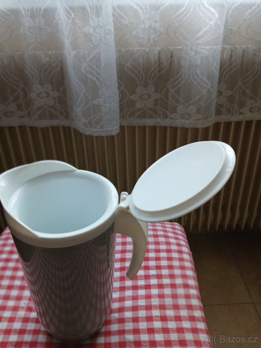 Keramická mísa a plastová konvice - 4