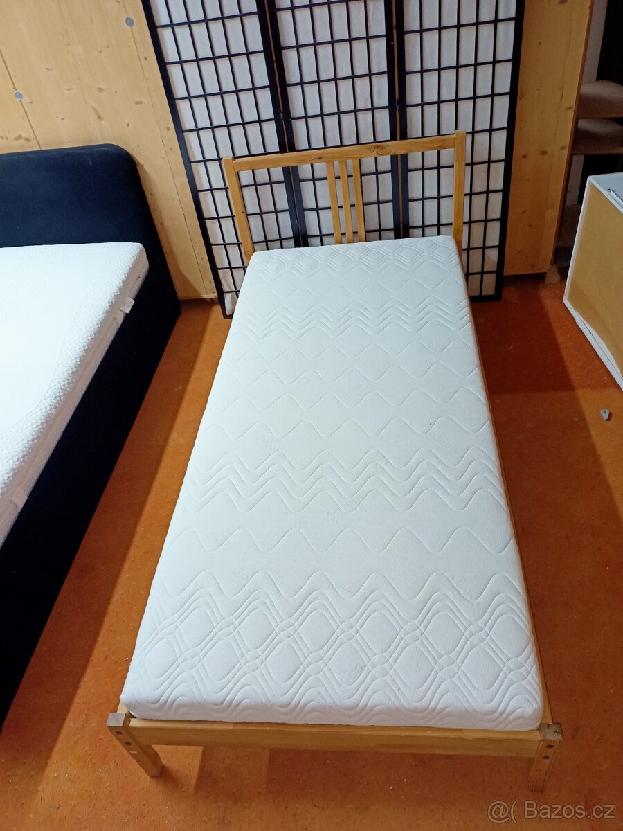 Prodám hezkou postel z masivu IKEA 90 x 200 cm - 4