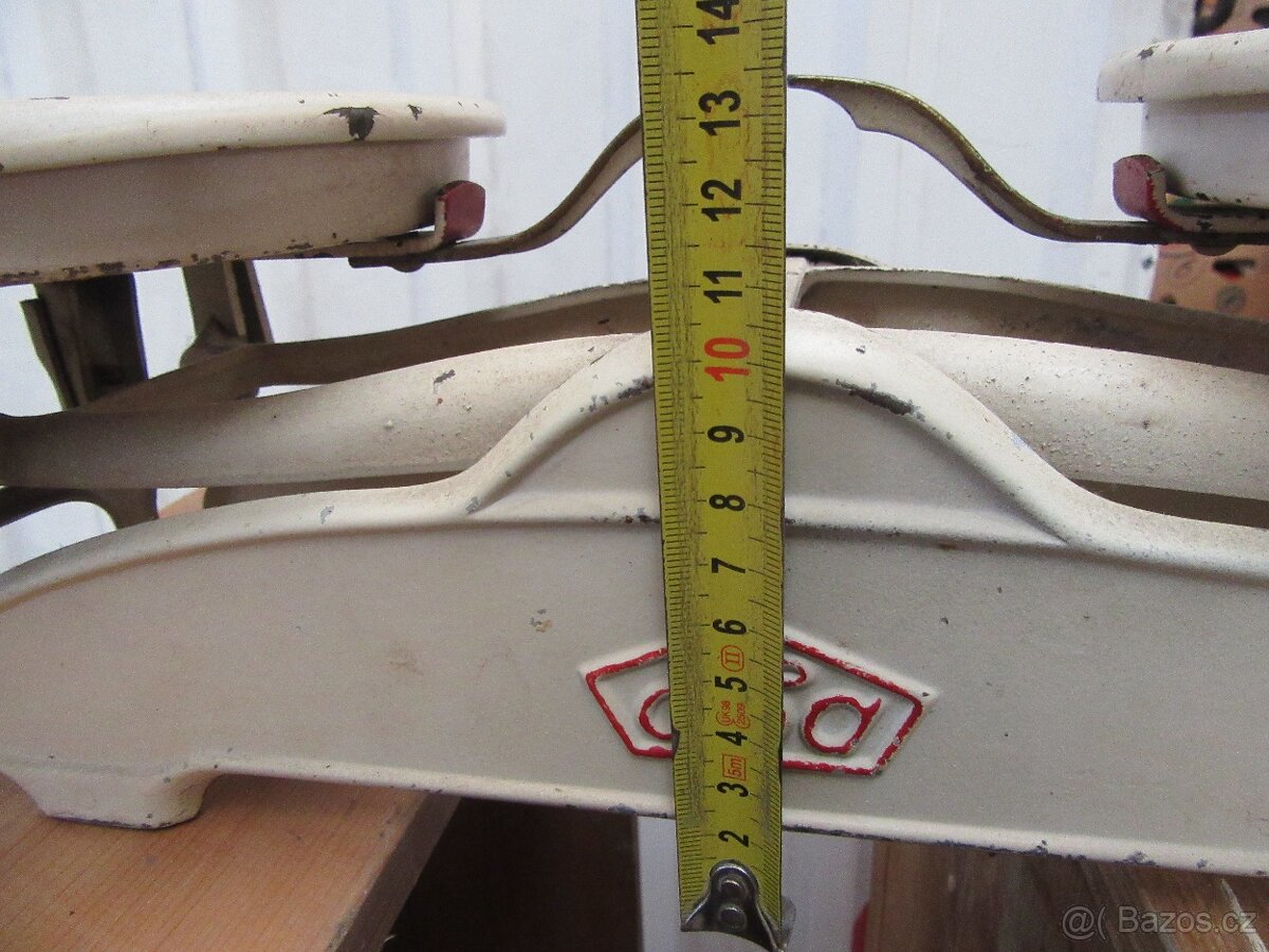 Nabízím starožitné váhy . Dekorace. Nejde o novou věc. Jen c - 4