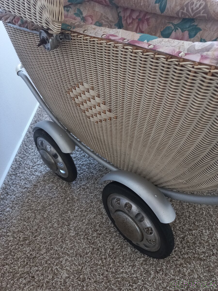 Proutěný retro kočárek - 4
