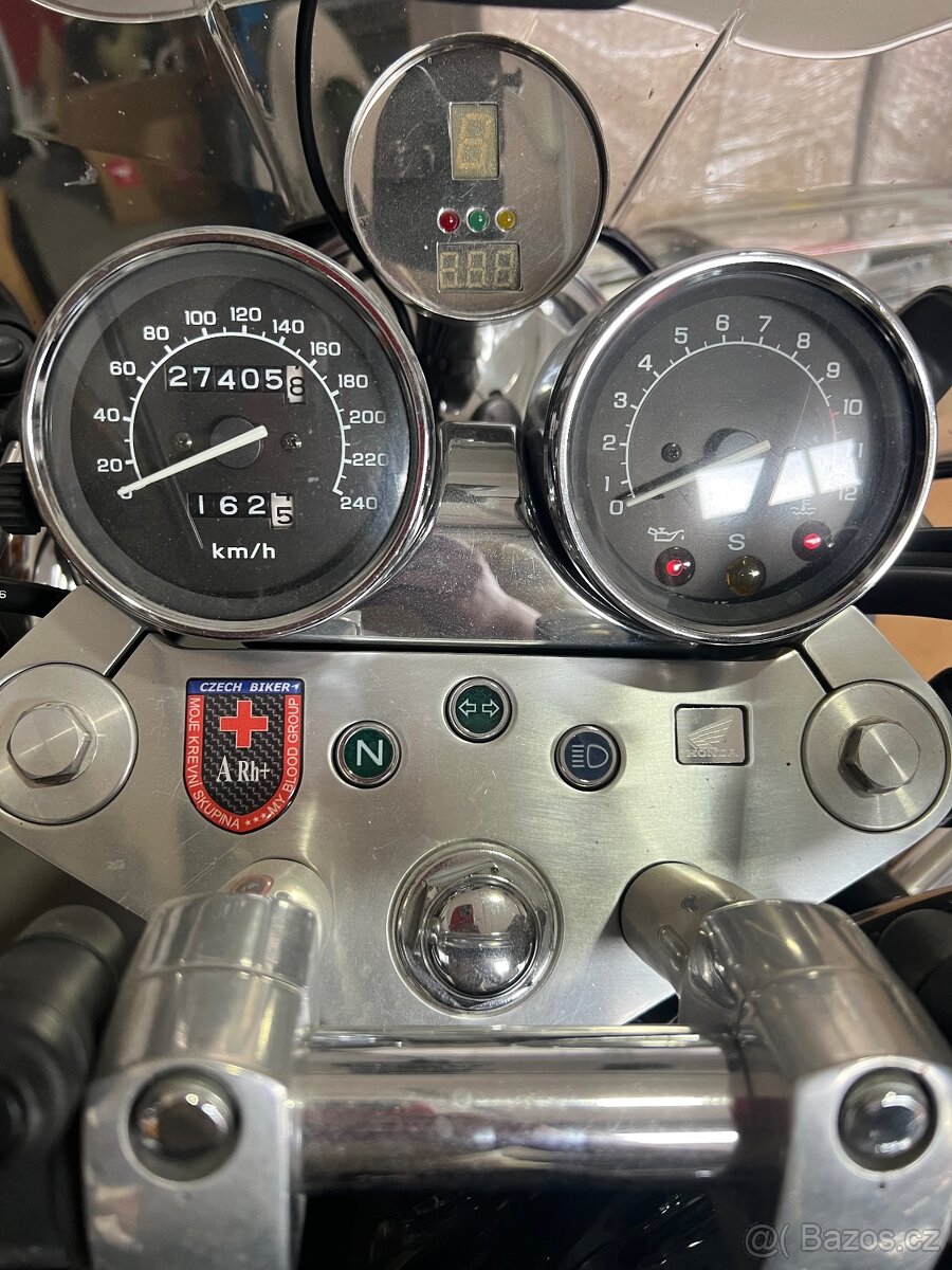 Honda VF750 Magna - 4