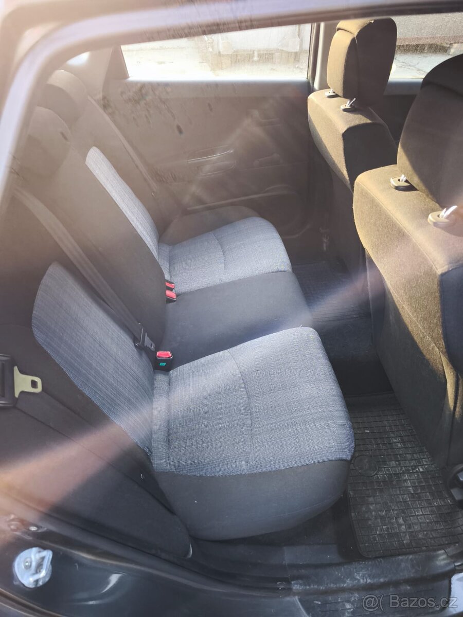 Prodám Kia ceed 1,4 benzín 77 kW - 4