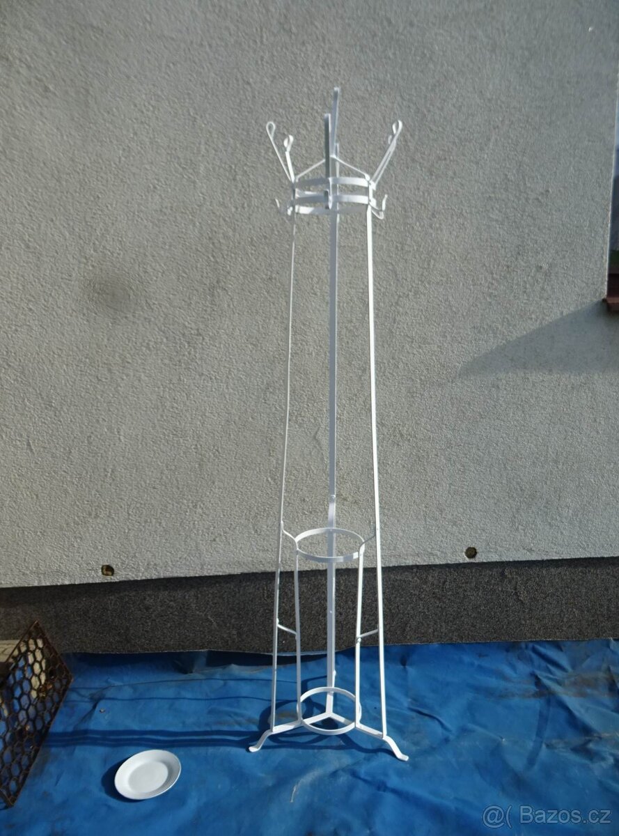 Věšák na kabáty , čepice a deštniky . - 4