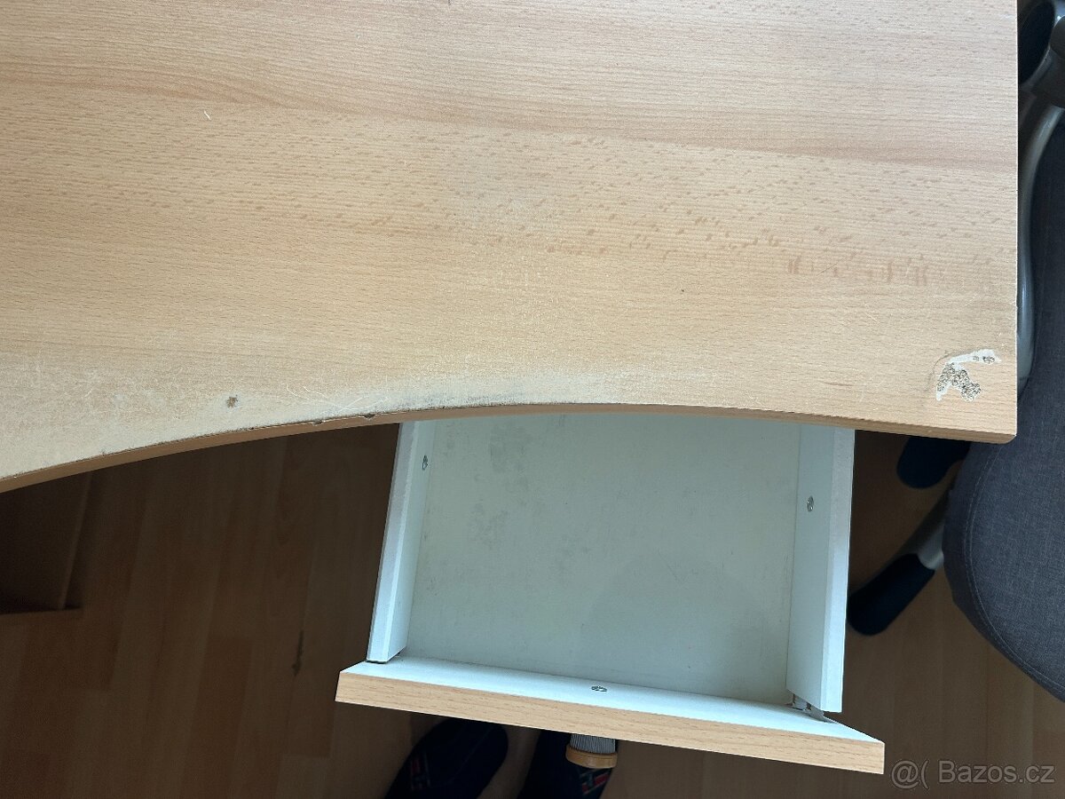 Vykrojený psací stůl s policemi - 4