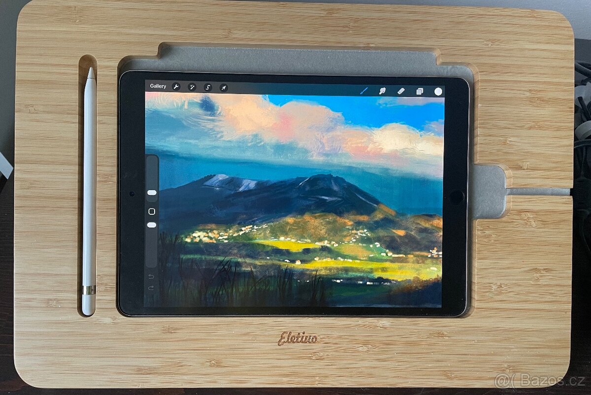 Krásný dřevěný stojánek na Ipad a apple pencil na malování - 4
