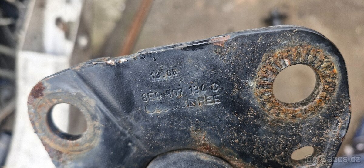 Vyztuha predniho narazniku Audi A4 B7 8E - 4