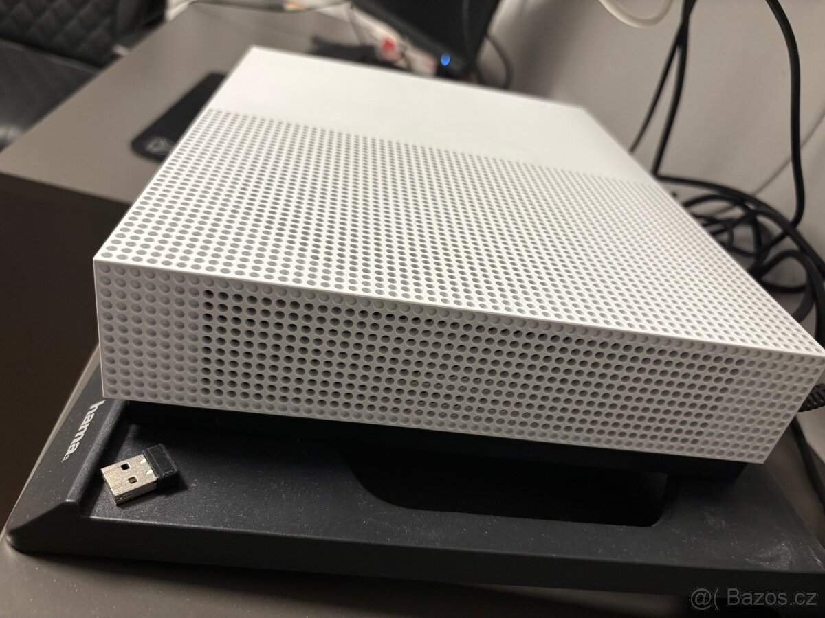 Xbox one+ mys+ větrák - 4