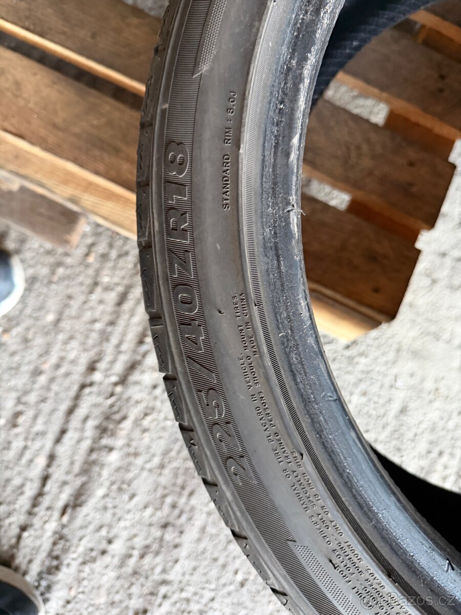 Prodám 225/40/18 letni pneu - 4