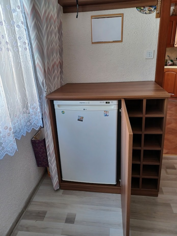 komoda s policemi – dekor dřeva - 4