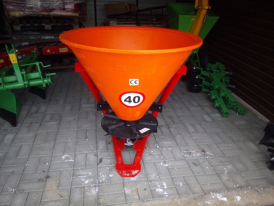 Rozmetadlo hnojiv a posypových hmot 200 - 500 litrů náplň - 4