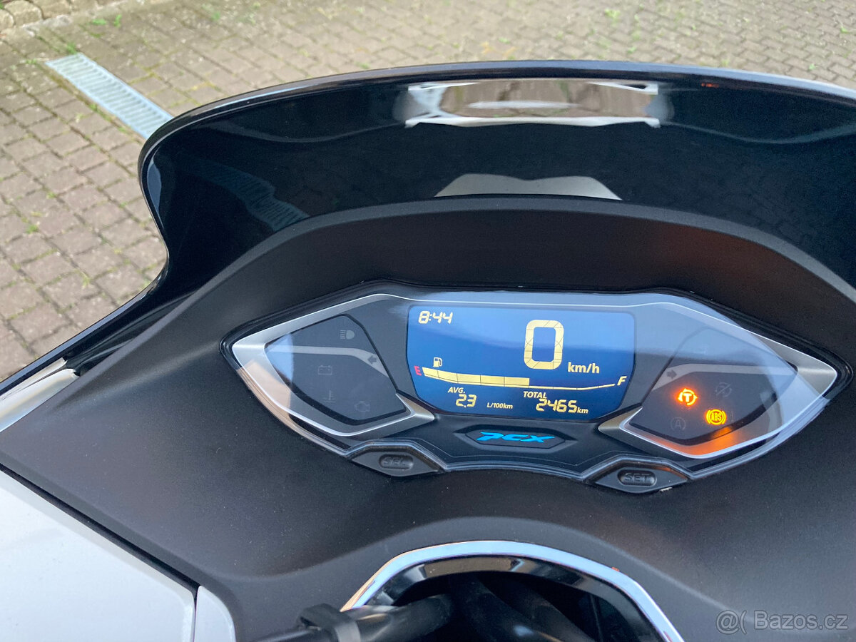 Honda PCX 125, 1.majitel, najeto pouze 2465 km - 4