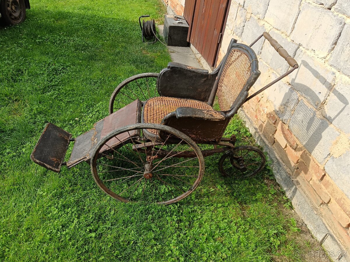 Staré invalidní křeslo - 4