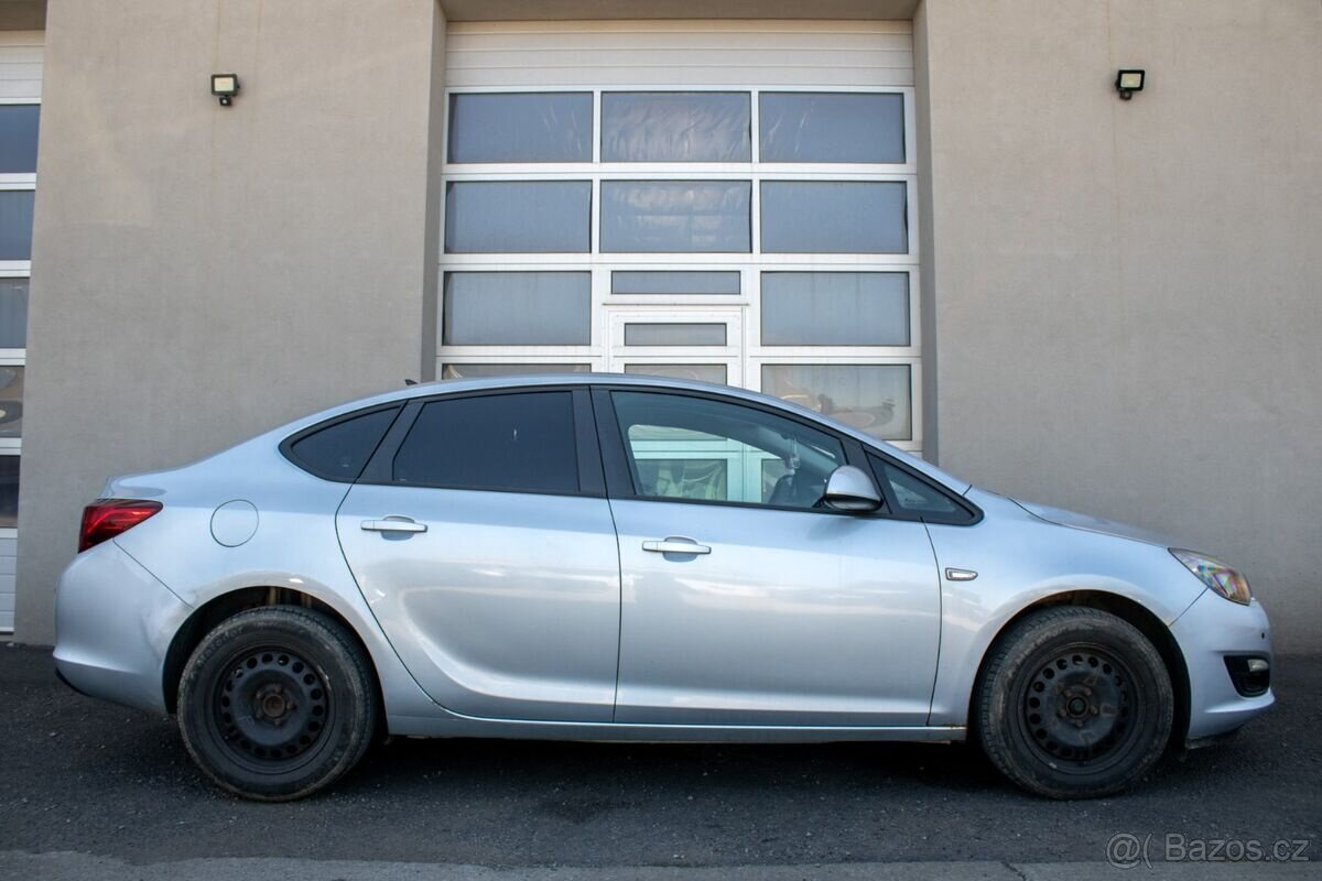 Opel Astra Notchback 1.6 CDTI / 100kW / M6 / 2014 - 4