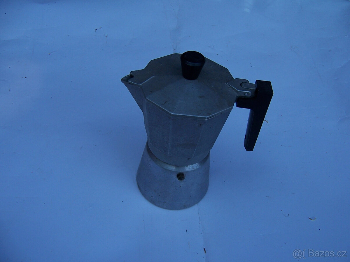 stará hliníková konvička na překapávanou kávu nebo čaj - 4