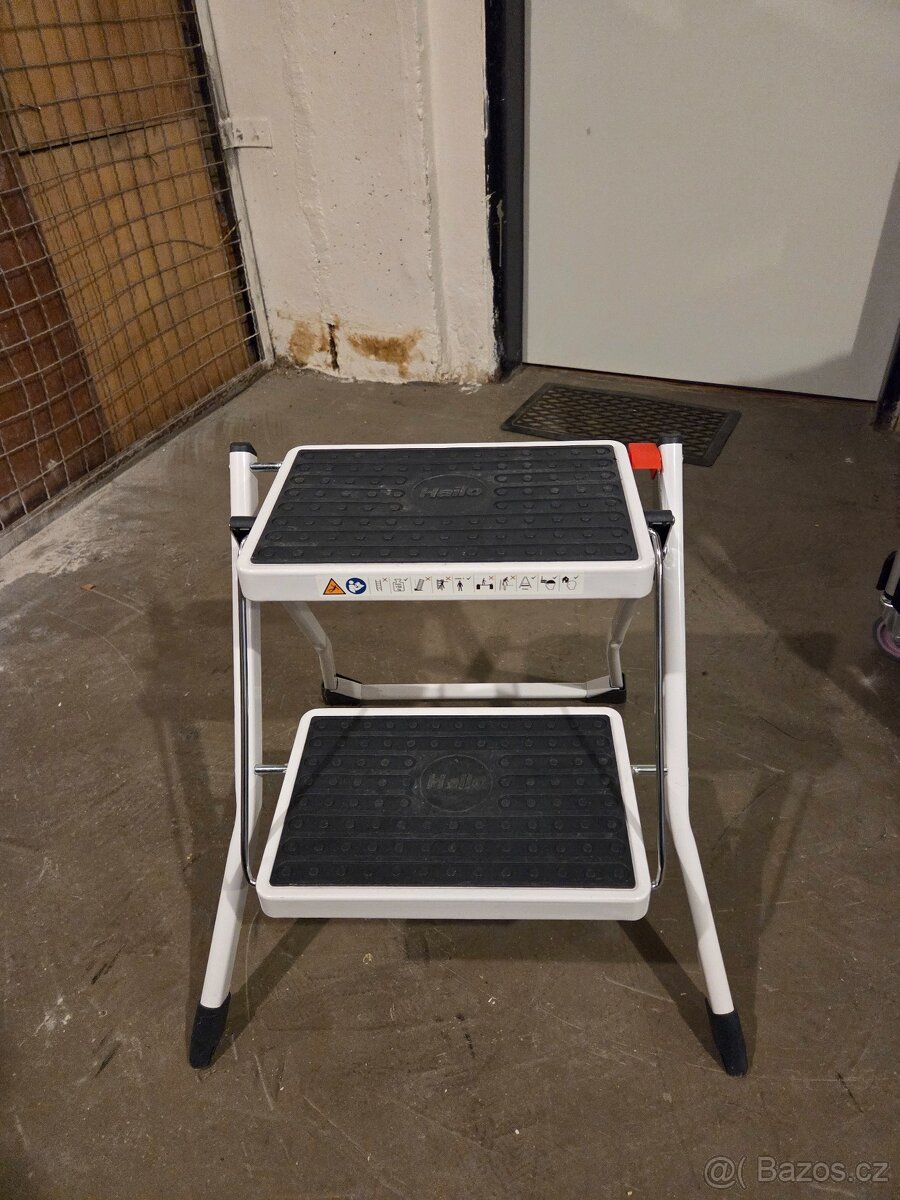 Prodám hliníkové štafličky, stolek. - 4