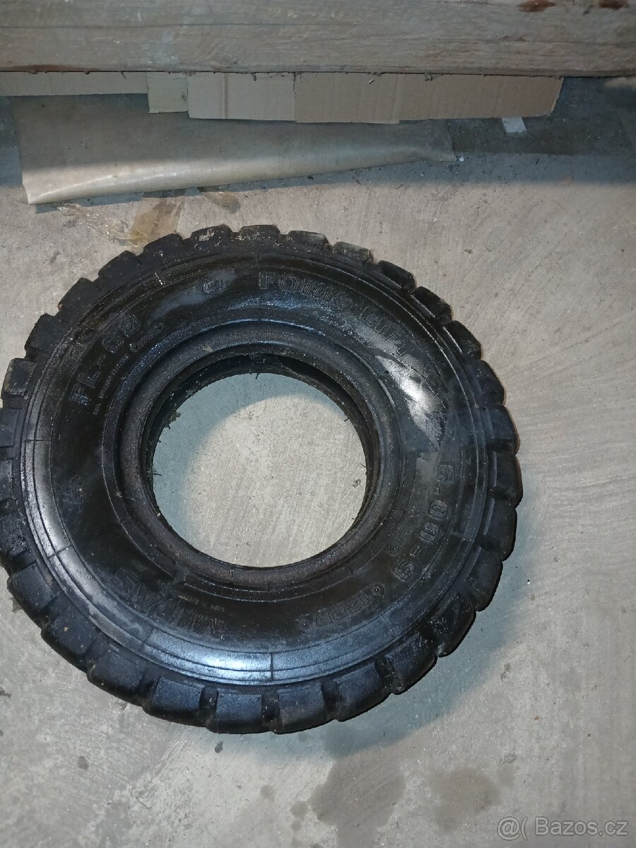 Prodám kolečka 4.00-8, 6.00-9,kovové okna - 4