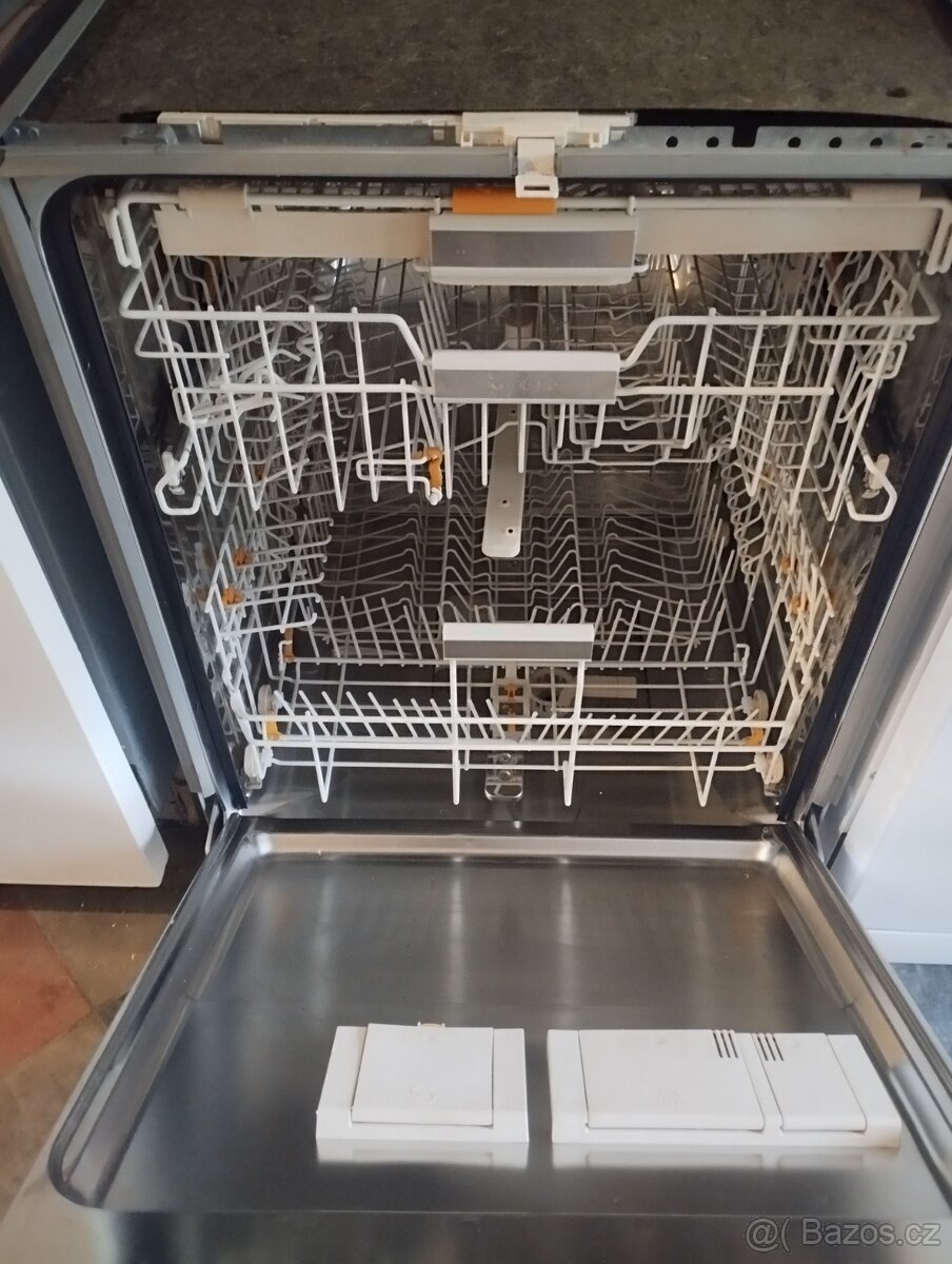 Kvalitní plně vestavná myčka zn. Miele - 4