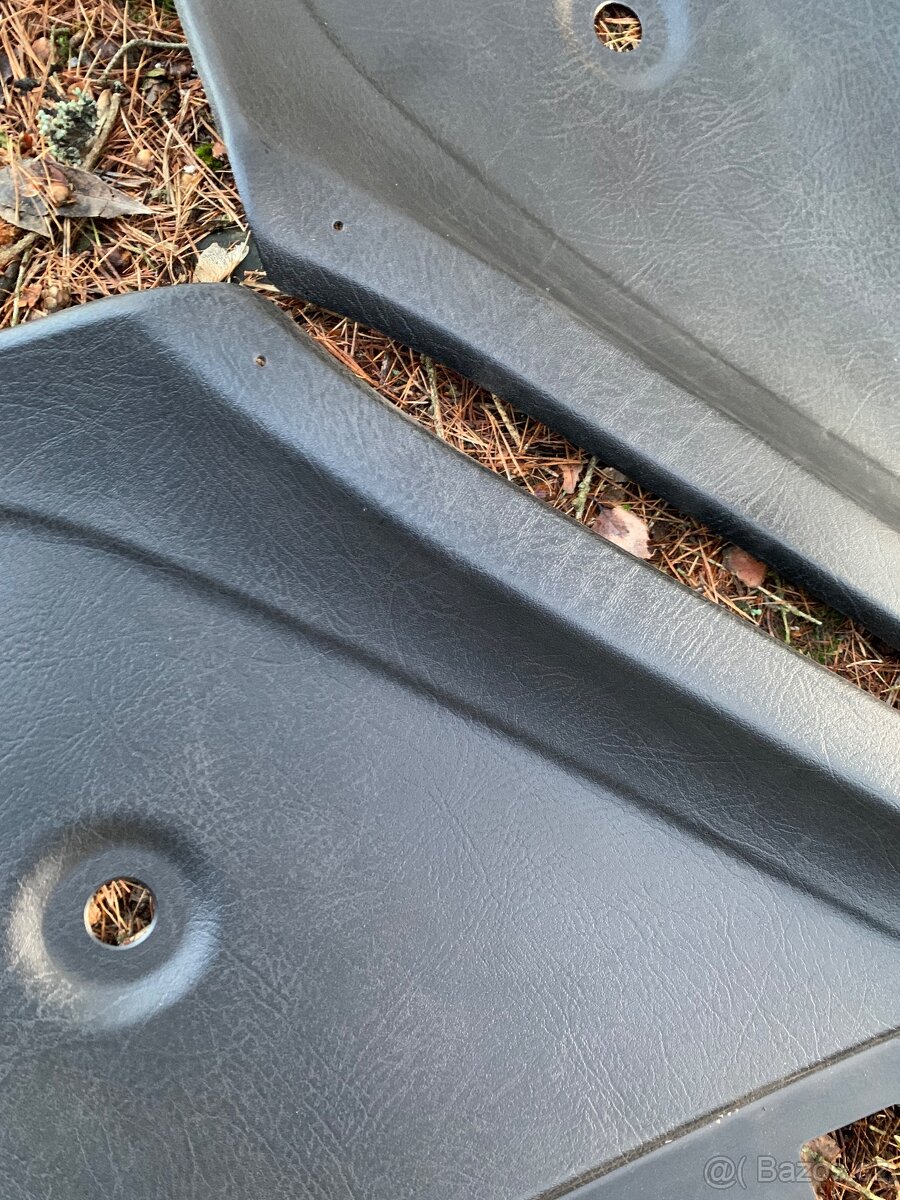 Golf Mk2 - B, C Sloupky černé. Parapety černé s kobercem - 4