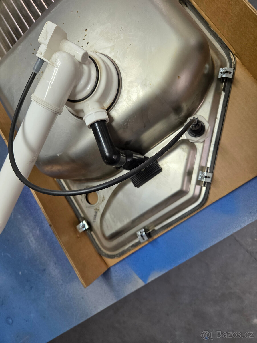 rohový nerez dřez s baterií - 4