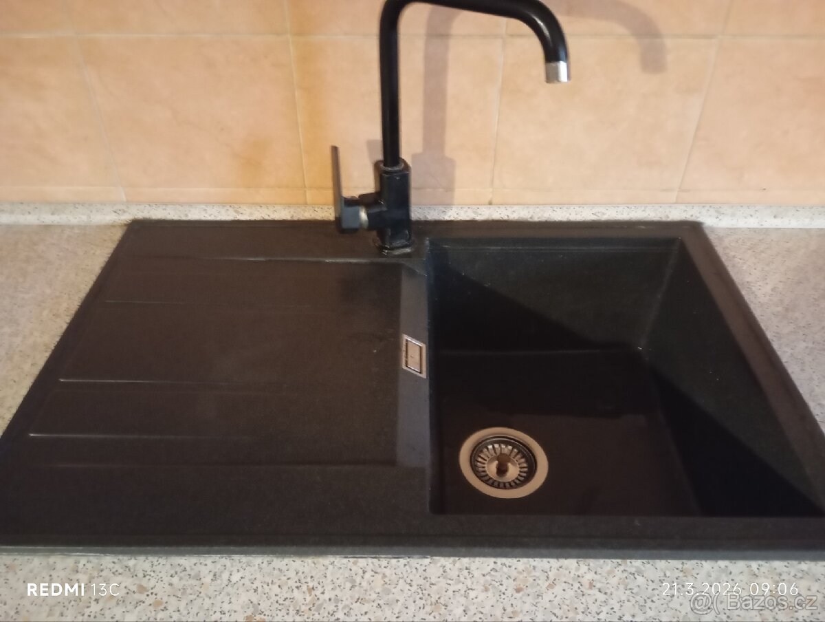 Kuchyňská linka s kamenným dřezem - 4