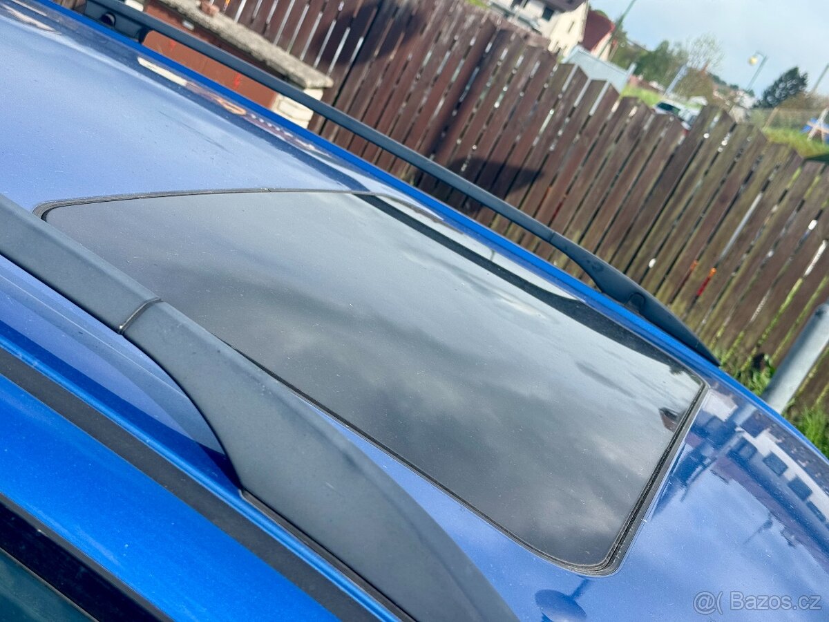 X5 is 4.6 V8 Estoril Blau - 4