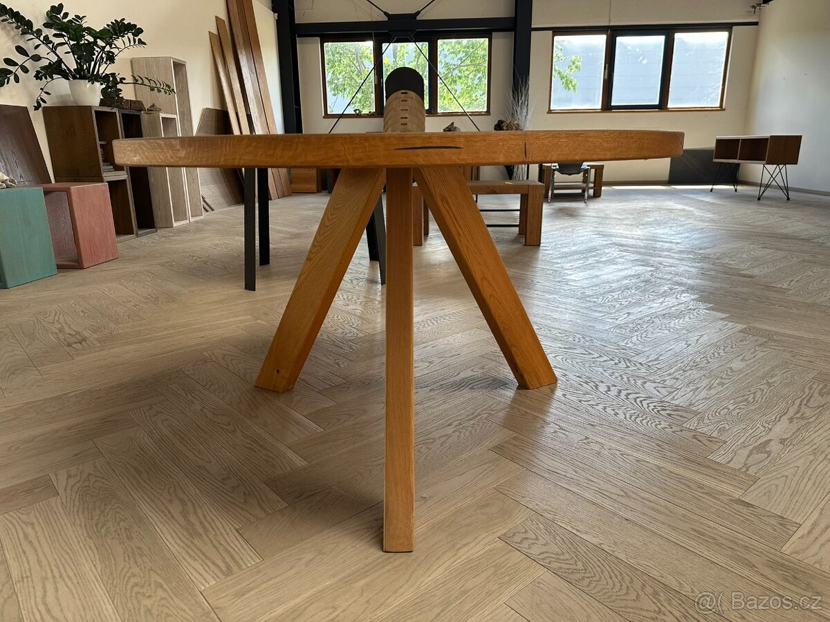 Kulatý dubový stůl o průměru 125 cm - 4