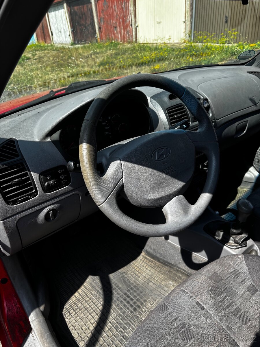 Hyundai Accent - 4