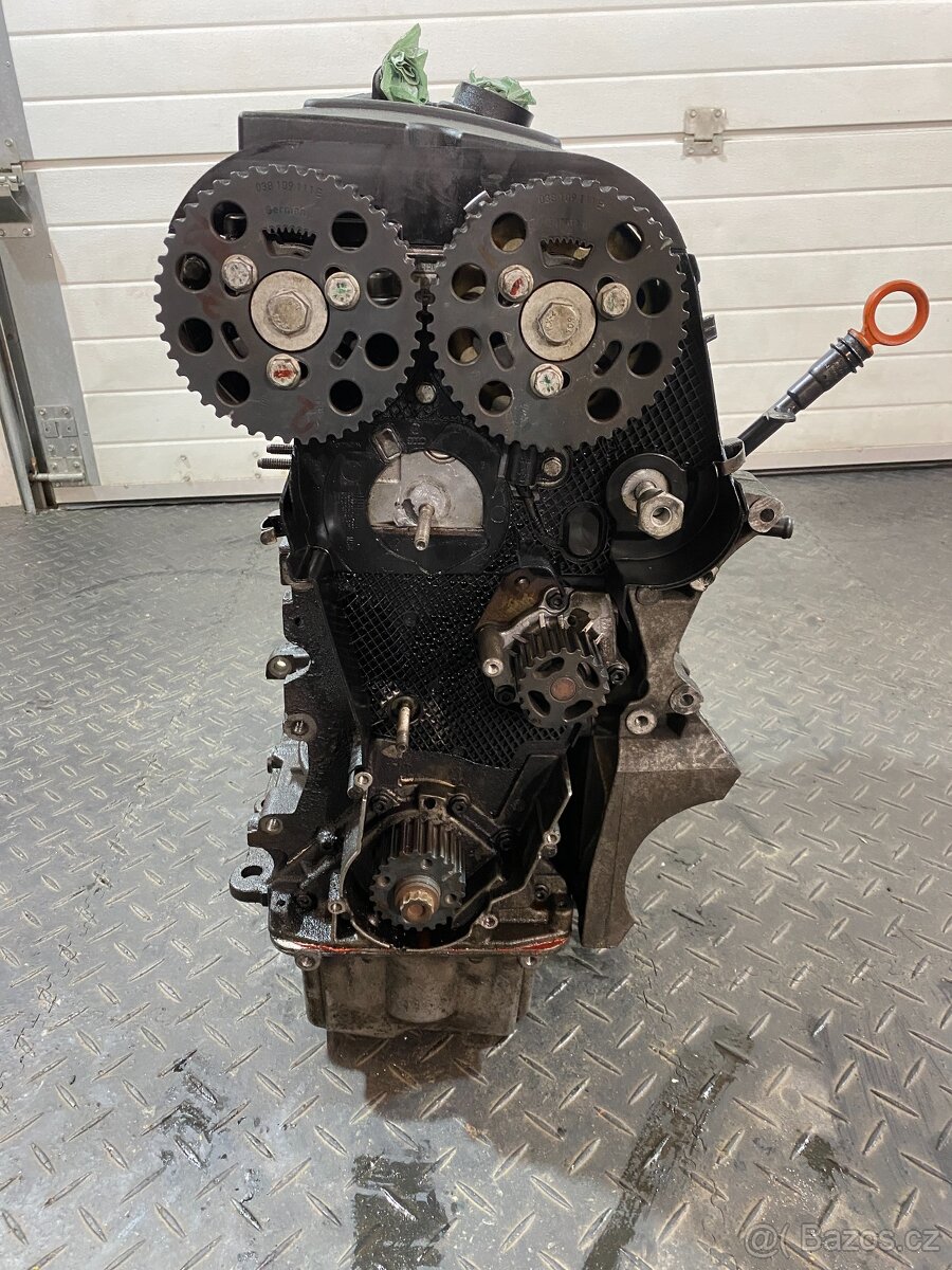 Motor BKD 2.0 TDI 103kW - blok, sání, EGR - 4