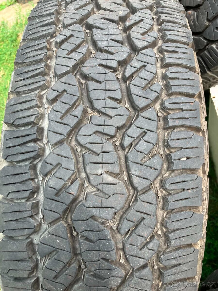 Prodám pneu 235/70R16 - 4