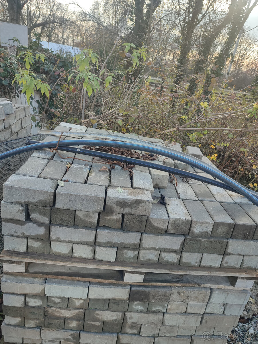 Dlažební betonové kostky / zámková dlažba přírodní 20x10x8cm - 4