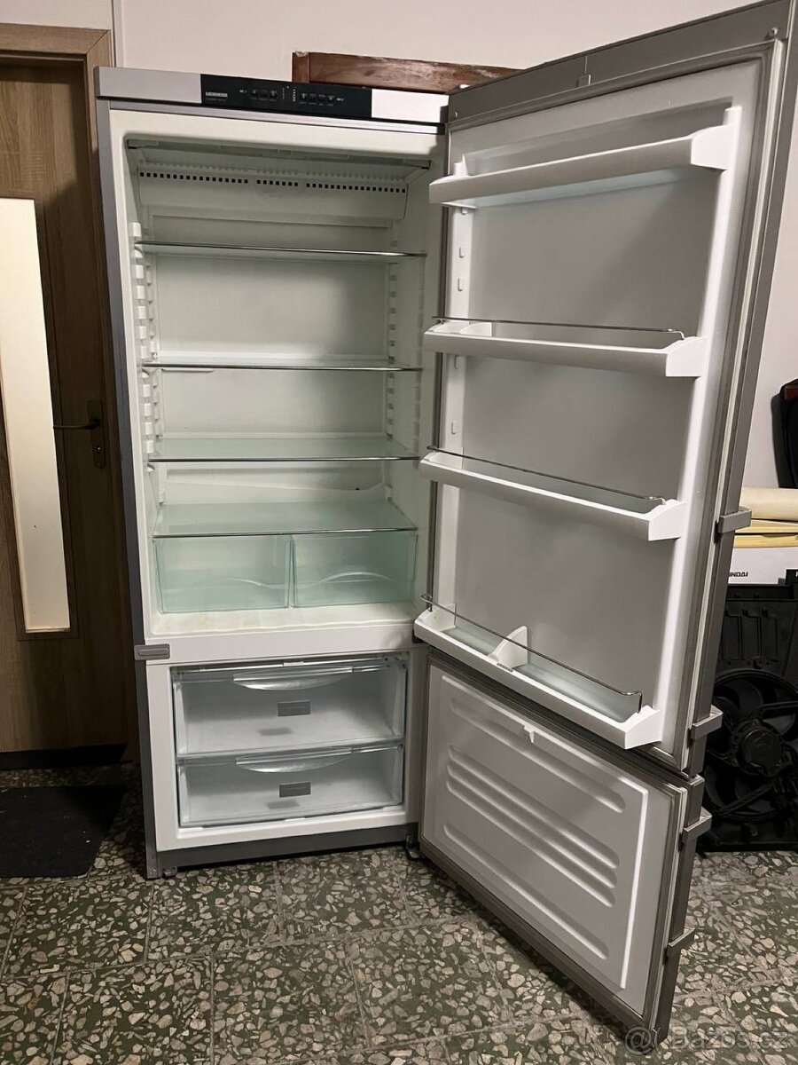 LIEBHERR – tmavě šedý „široký král“ mezi lednicemi - 4